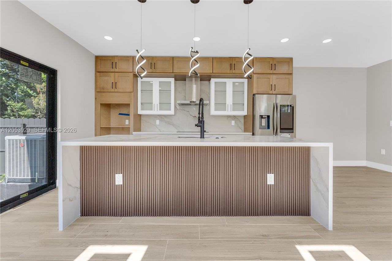 1816 Nw 49th St - Photo 7 of 37