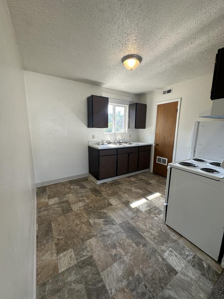 2020 Alderson Ave #4 - Photo 3 of 6
