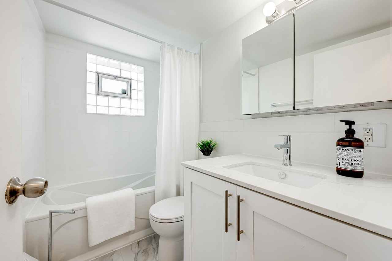 390 Boul De La Côte-Vertu — photo 1
