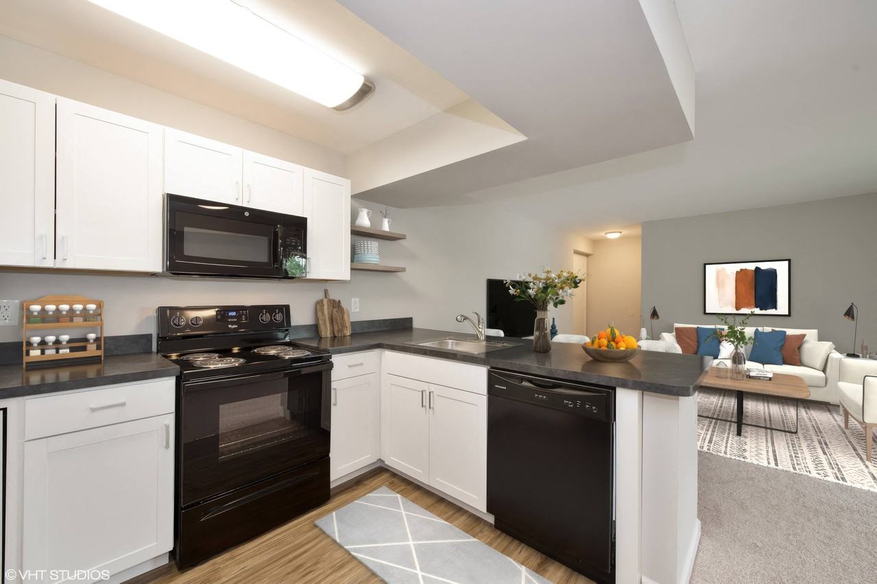 7 Pointe Apartments - Photo 3 of 38