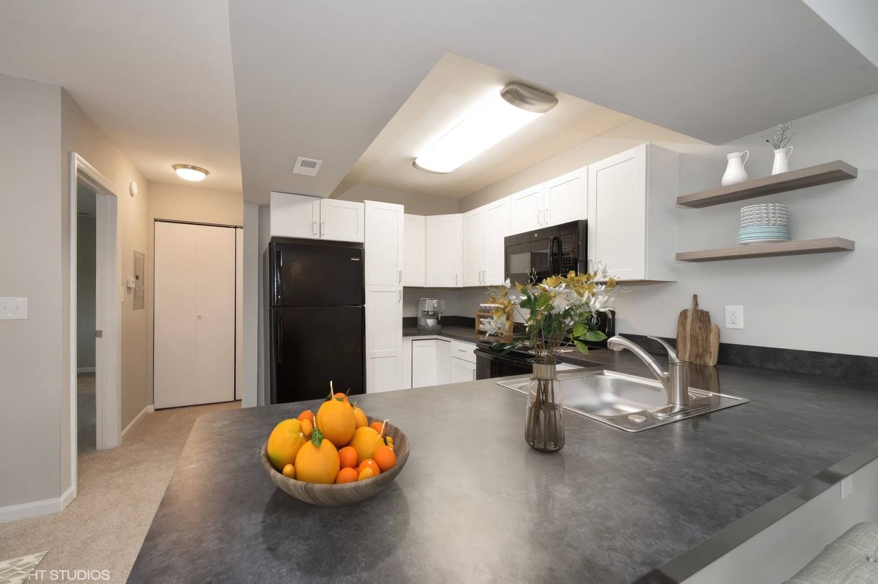 7 Pointe Apartments - Photo 4 of 38