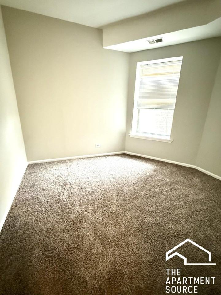6143 S Woodlawn Ave #1 - Photo 3 of 18