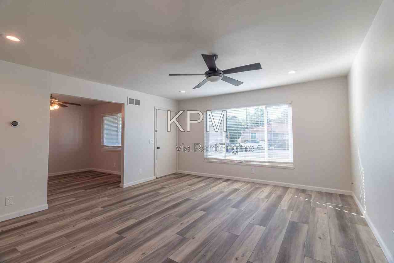 4248 E 4th St - Photo 3 of 23