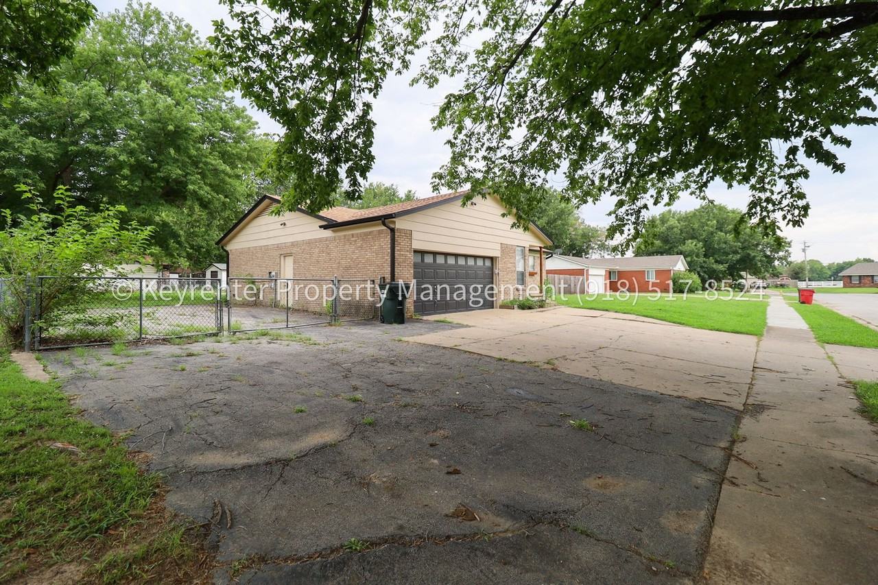 11621 N 103rd East Ave - Photo 4 of 39
