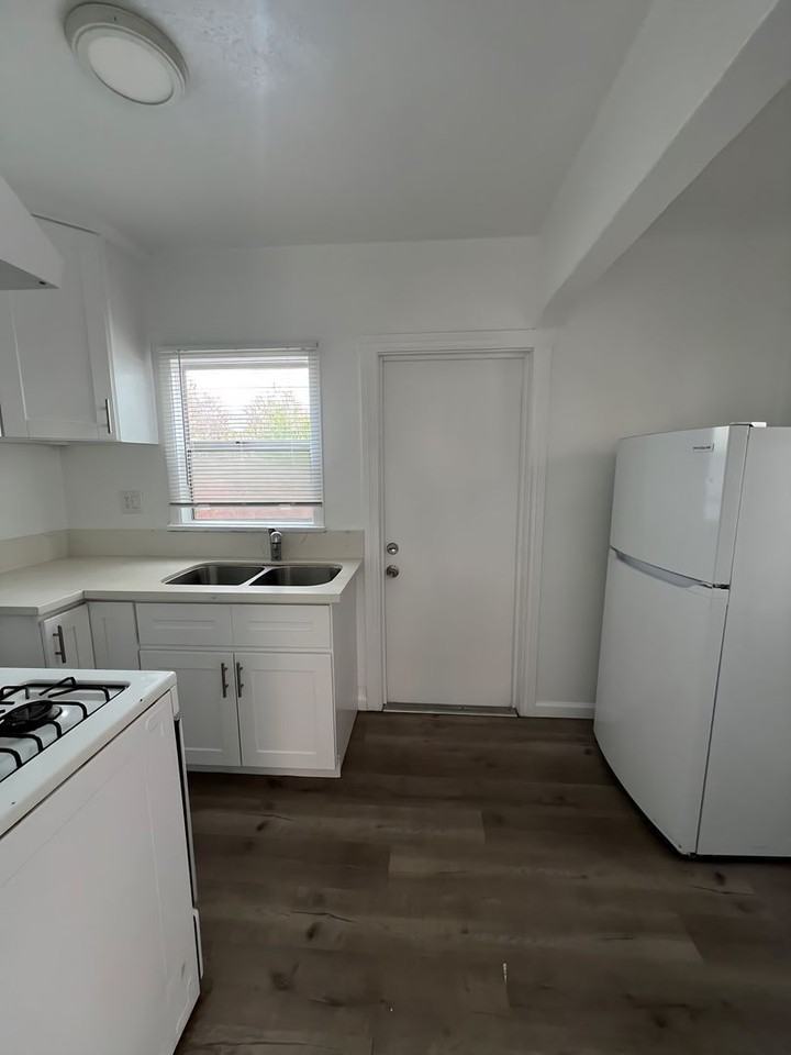 542 W 49th St - Photo 3 of 7