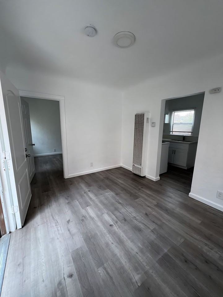 542 W 49th St - Photo 4 of 7