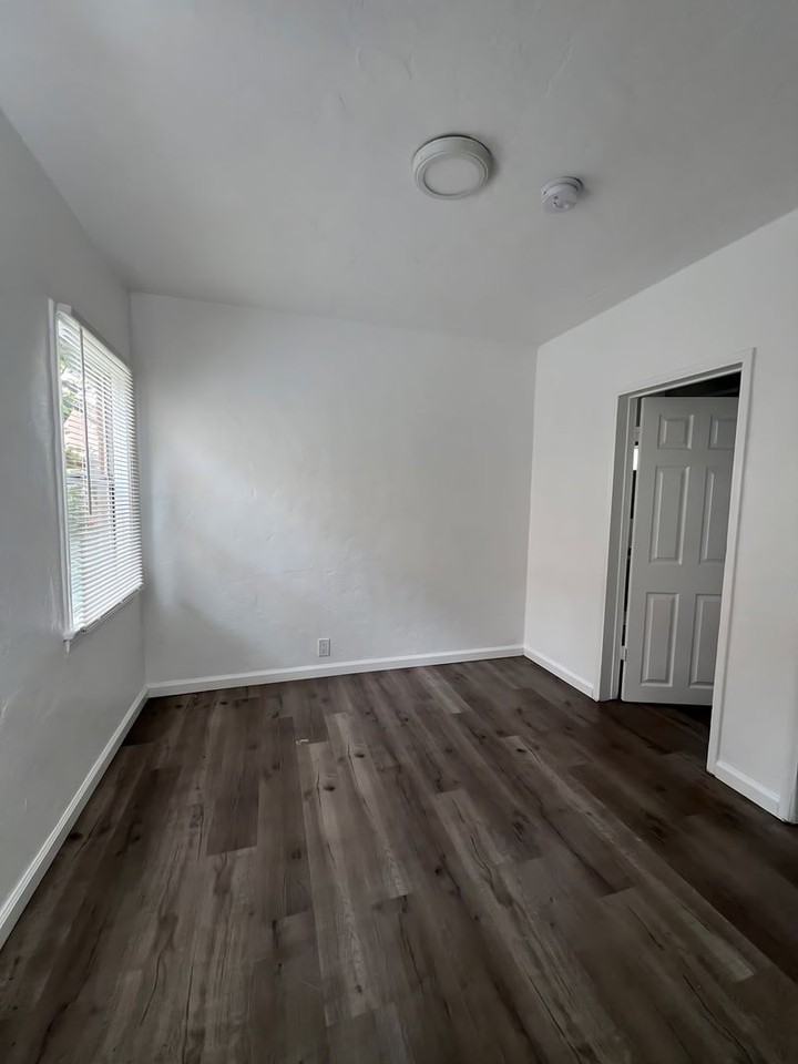 542 W 49th St - Photo 5 of 7