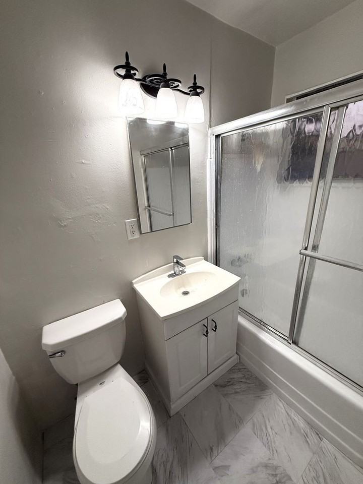 10617 Oxnard St #6 - Photo 7 of 7