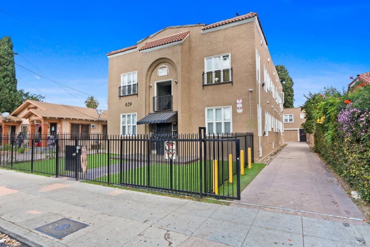 839 W 43rd Pl #4