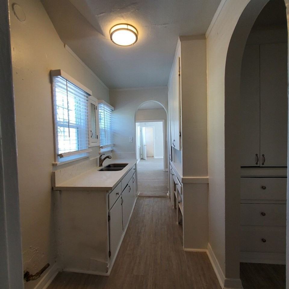 839 W 43rd Pl #4 - Photo 2 of 6