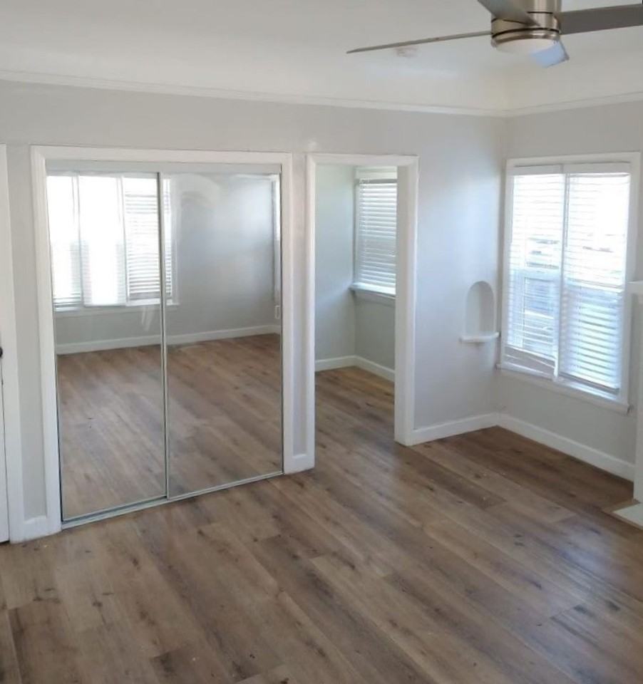 839 W 43rd Pl #4 - Photo 3 of 6