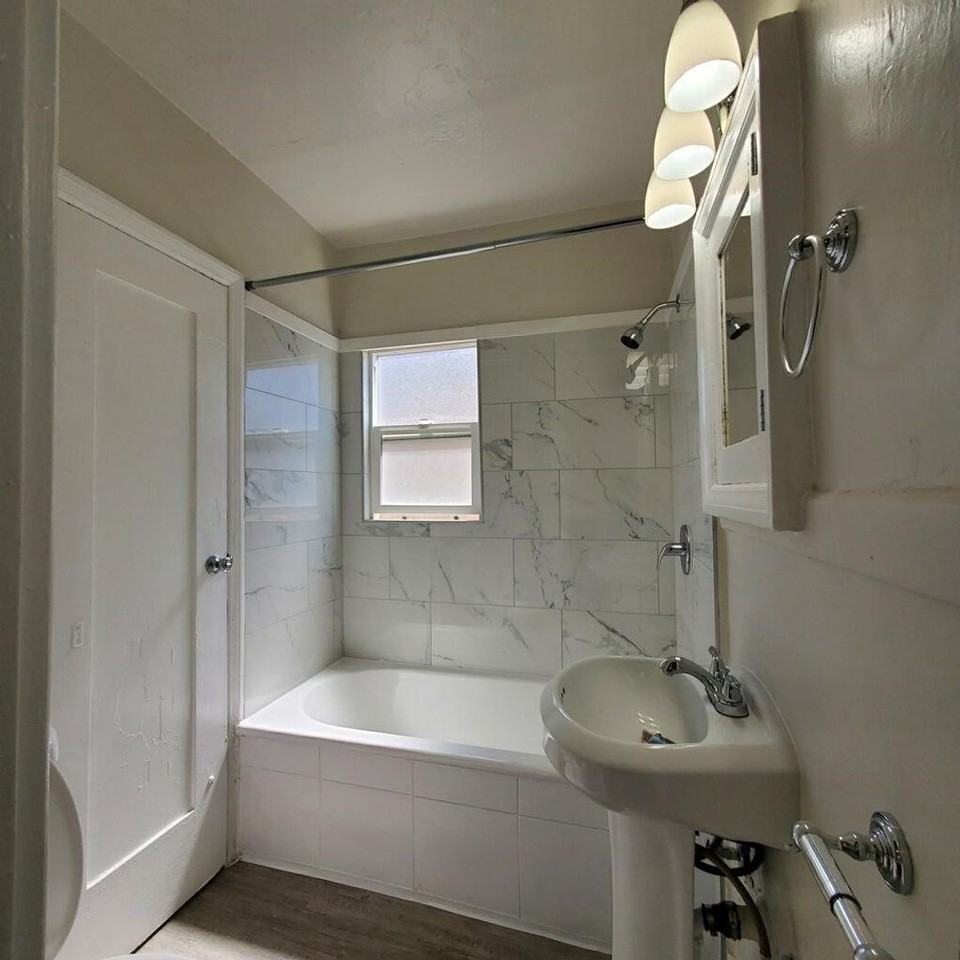 839 W 43rd Pl #4 - Photo 5 of 6