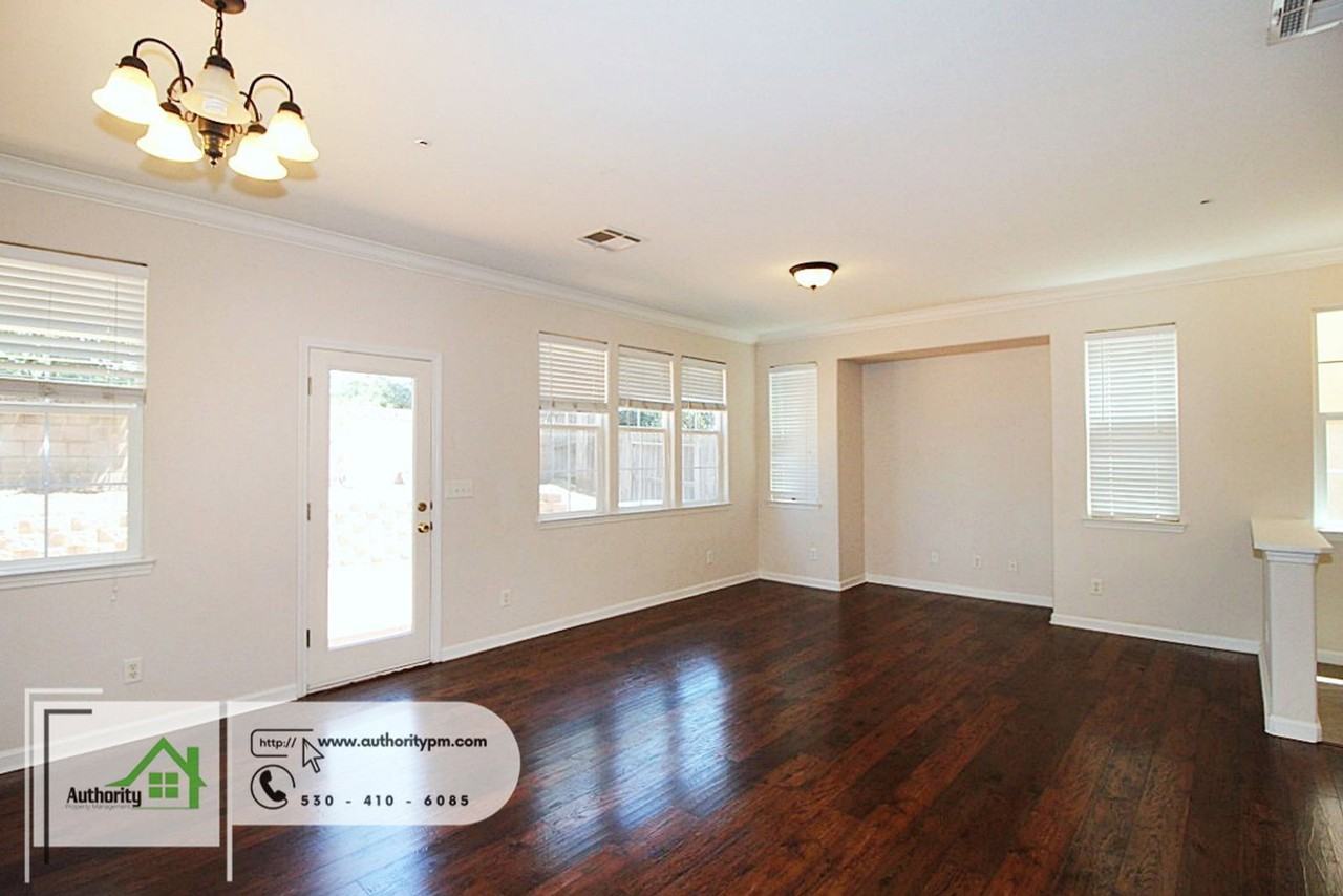 2109 Vienna Way - Photo 3 of 25