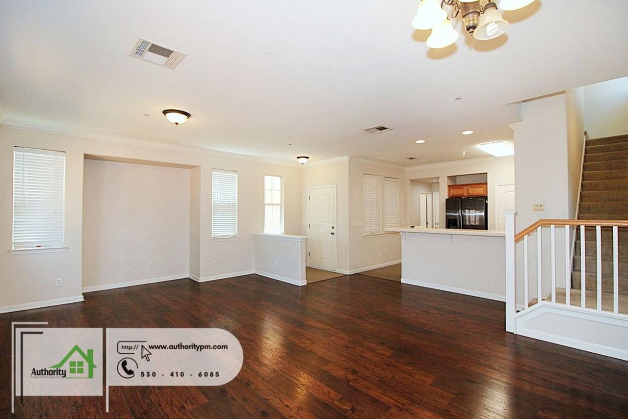 2109 Vienna Way - Photo 4 of 25