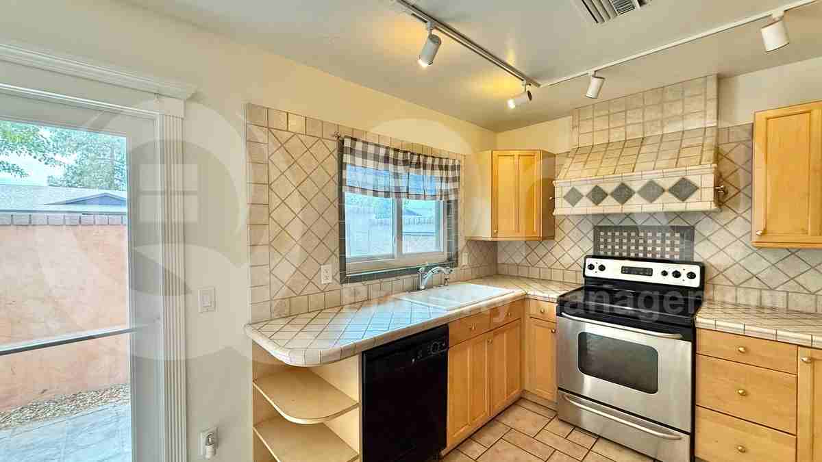 906 W Malibu Dr - Photo 4 of 15