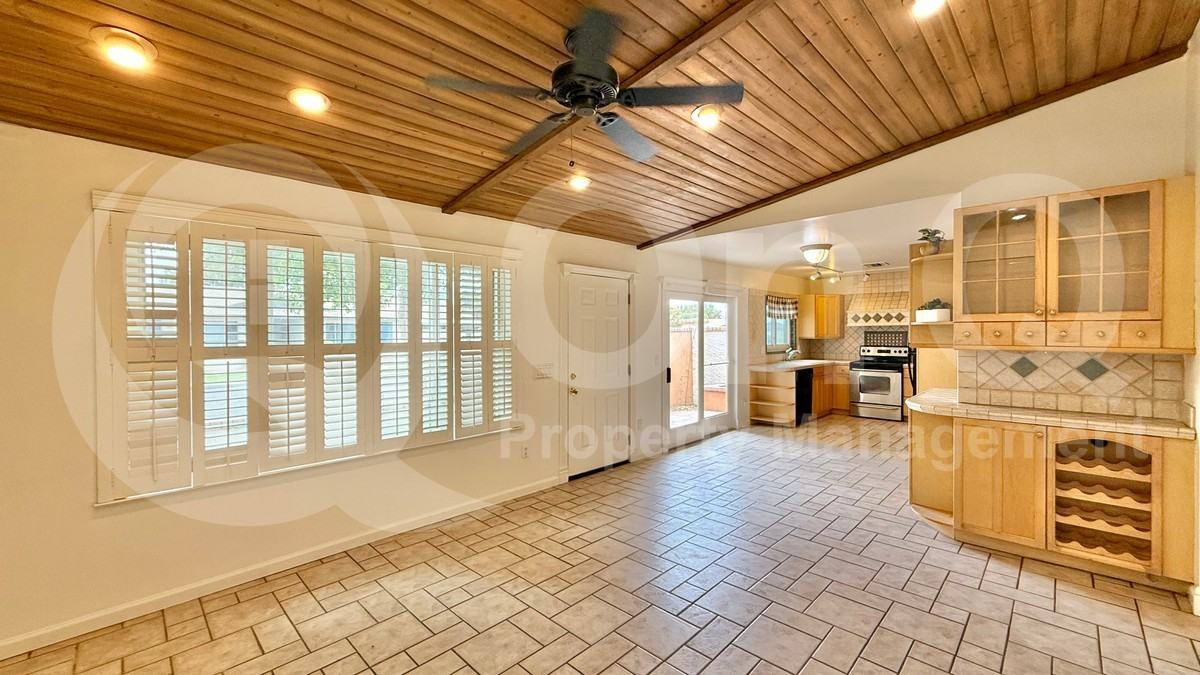 906 W Malibu Dr - Photo 5 of 15