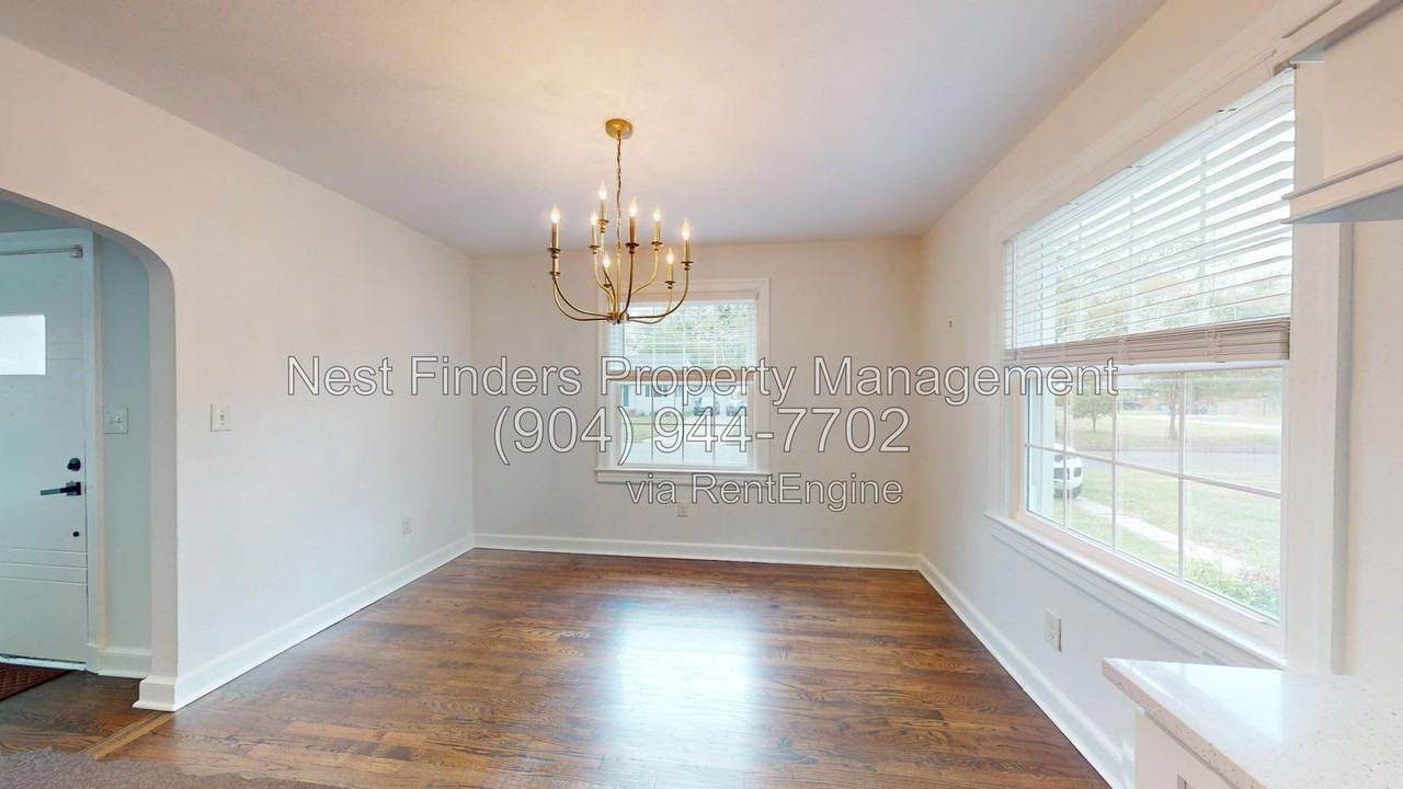 2215 Larchmont Rd - Photo 4 of 23