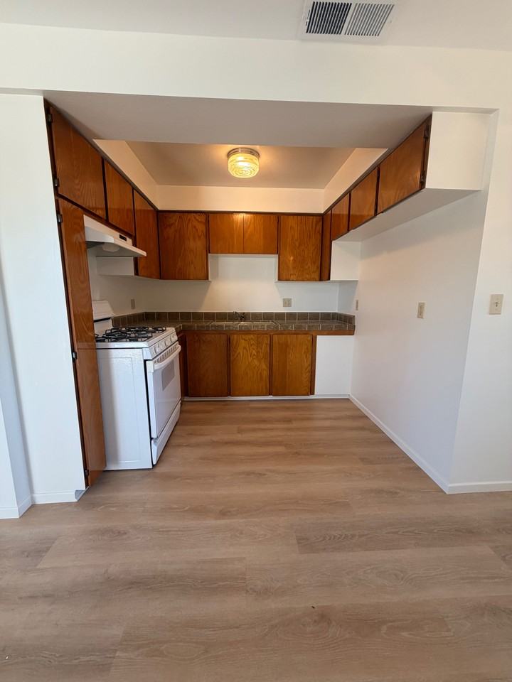 214 S West St #1 - Photo 5 of 13