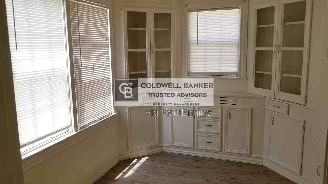 2210 28th St - Photo 2 of 11