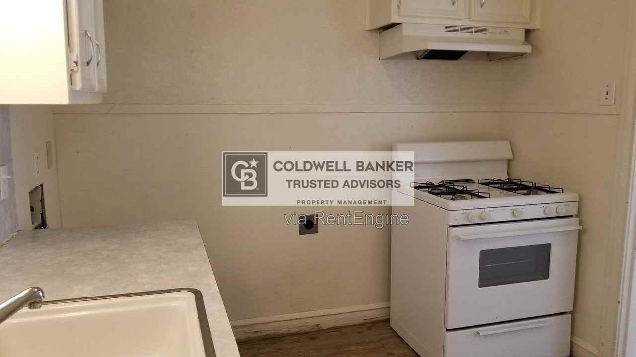 2210 28th St - Photo 5 of 11