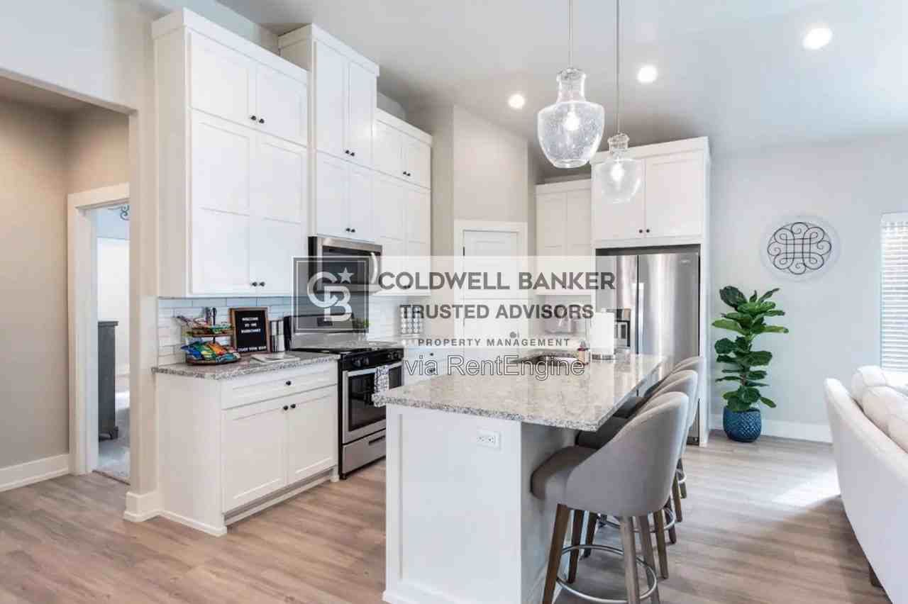 1004 N Fulton Ave - Photo 4 of 13