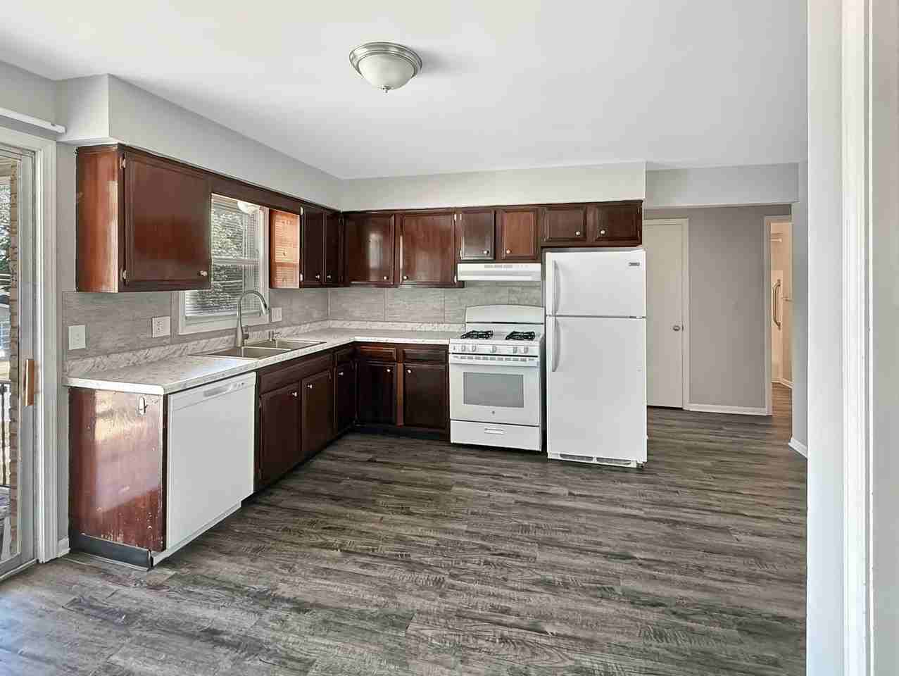 5890 Christie Ave Se - Photo 2 of 8