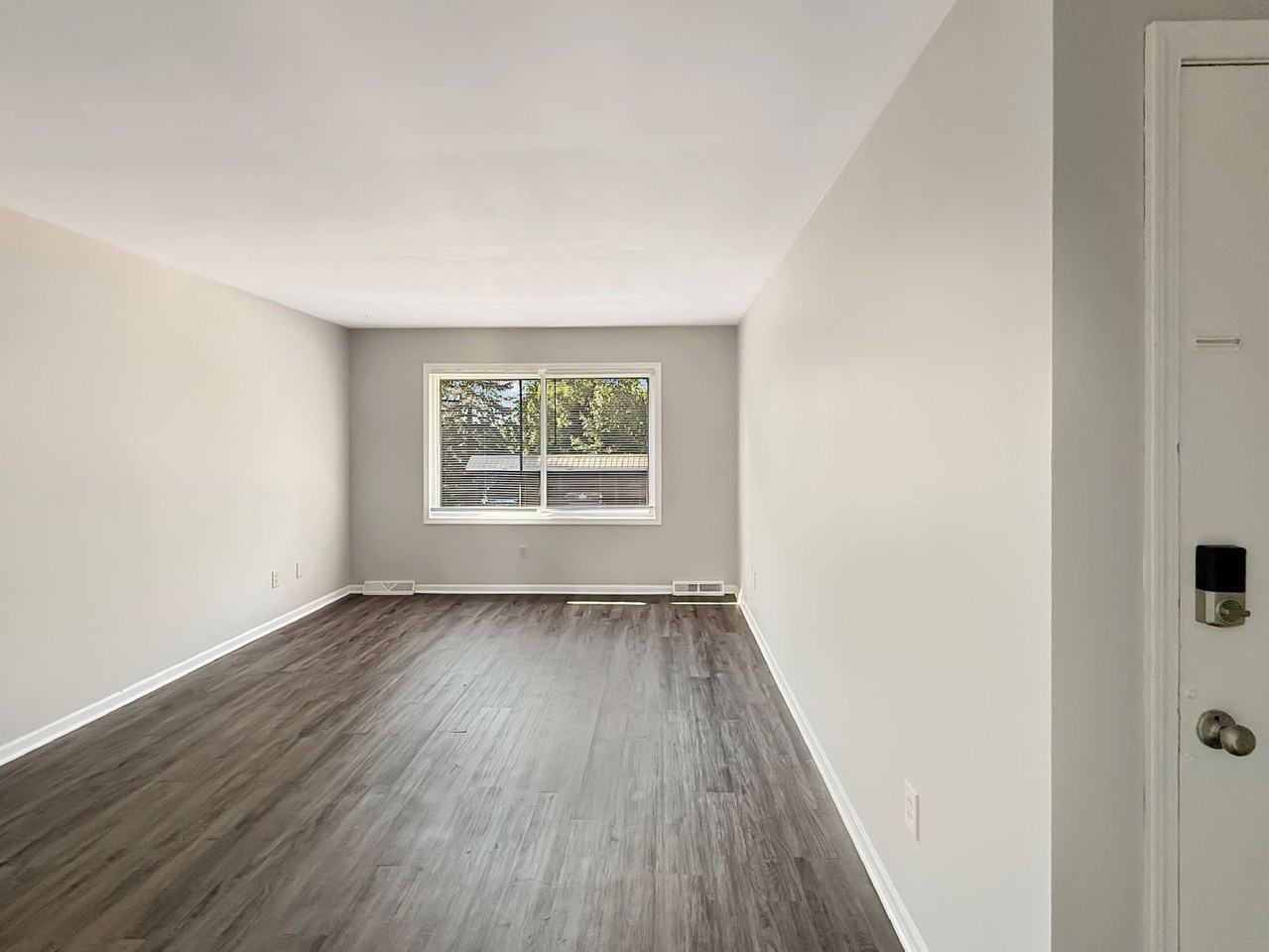 5890 Christie Ave Se - Photo 6 of 8