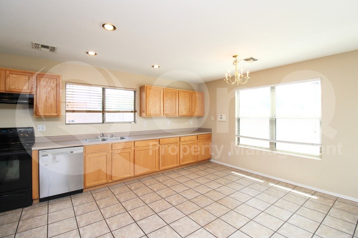 699 E Springfield Pl - Photo 4 of 28