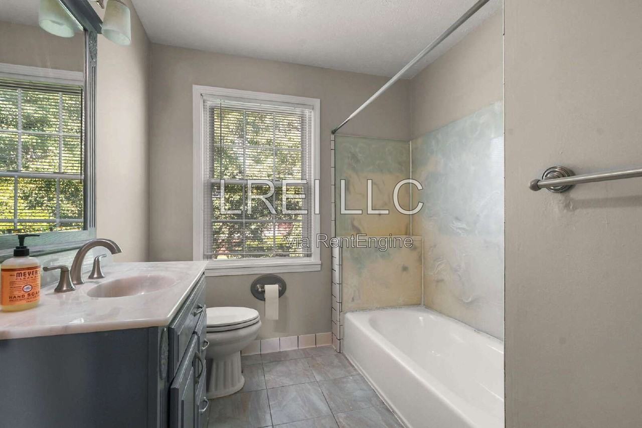 2414 Parkdale Ave - Photo 5 of 17