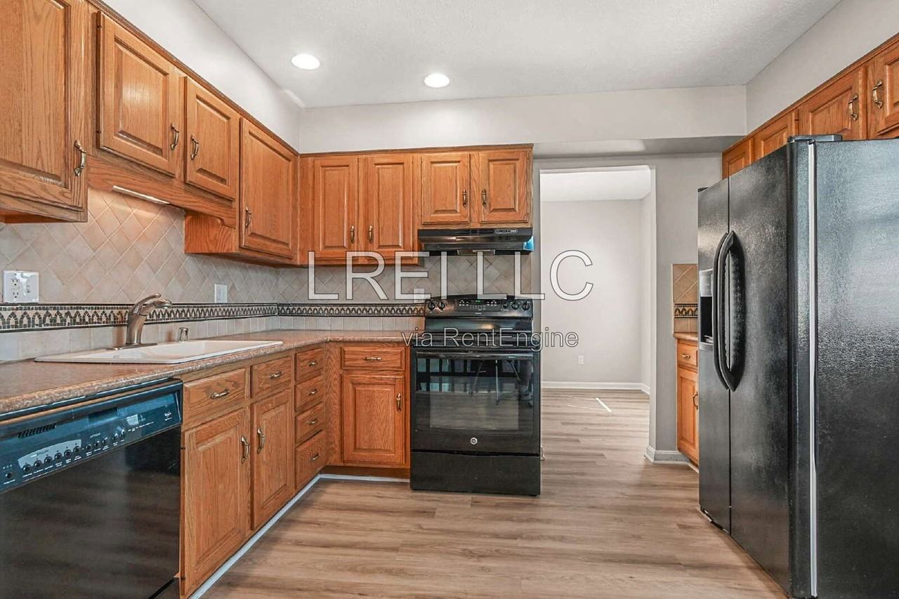 2414 Parkdale Ave - Photo 6 of 17