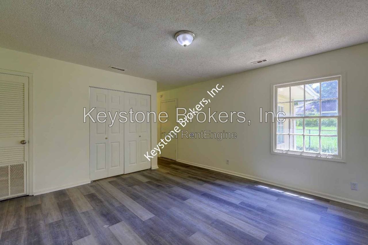 5576 Kernan Dr - Photo 2 of 7