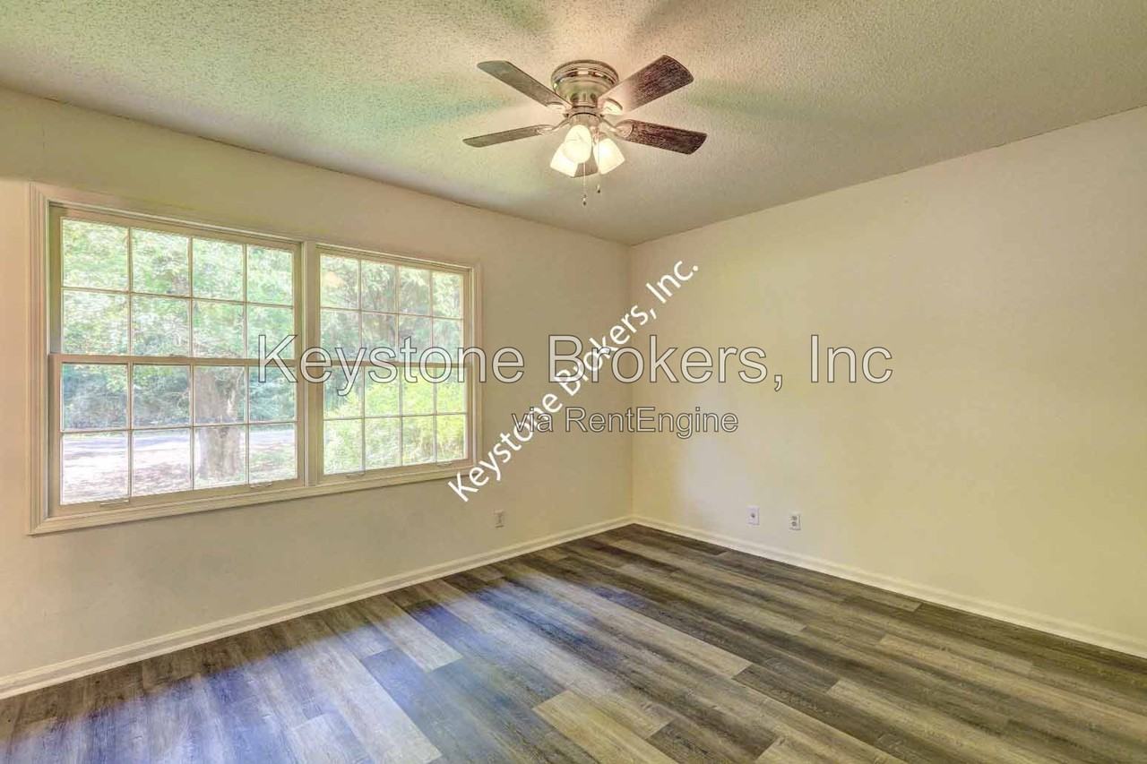 5576 Kernan Dr - Photo 6 of 7