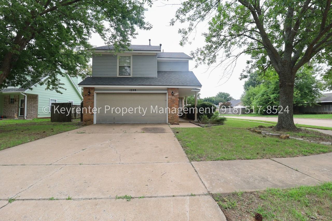 1228 W 112th Dr S