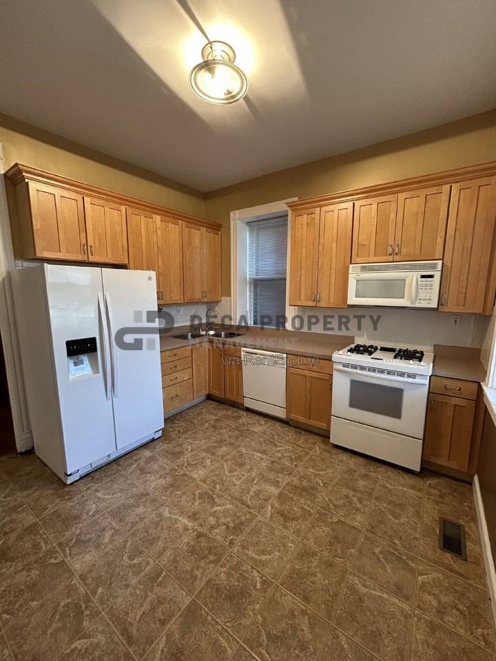 2304 Russell Blvd #1E - Photo 4 of 12