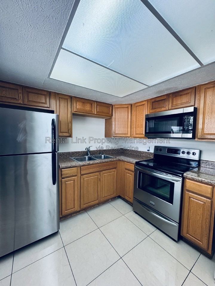 3619 Se 9th Pl #5 - Photo 6 of 21
