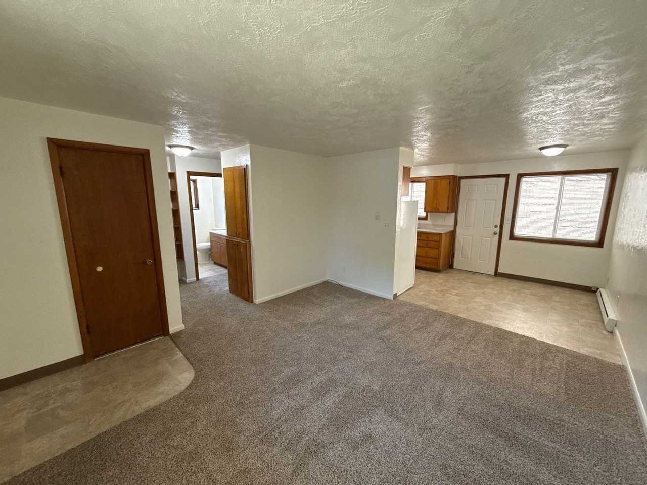 2042 Myrtle Ave Ne - Photo 5 of 21