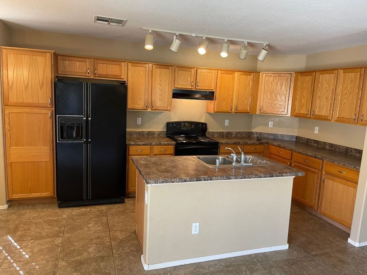 8211 S 54th Ave - Photo 5 of 16