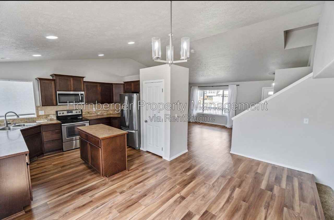 1915 W Jay Ave - Photo 4 of 8