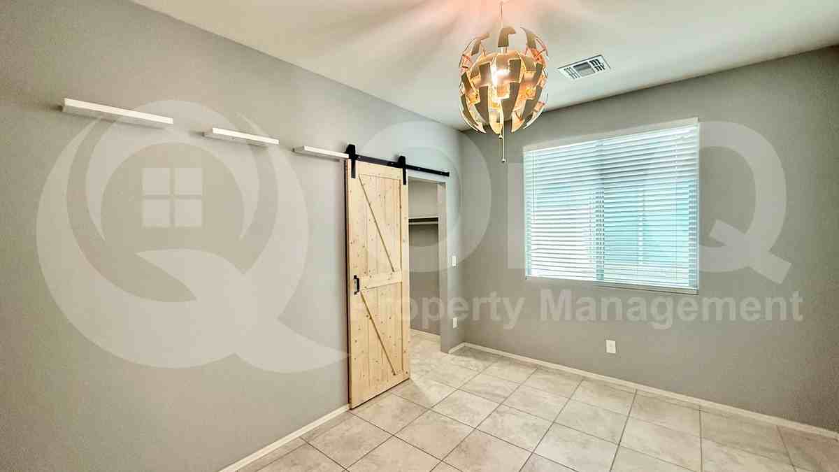 10204 W Lawrence Ln - Photo 4 of 28