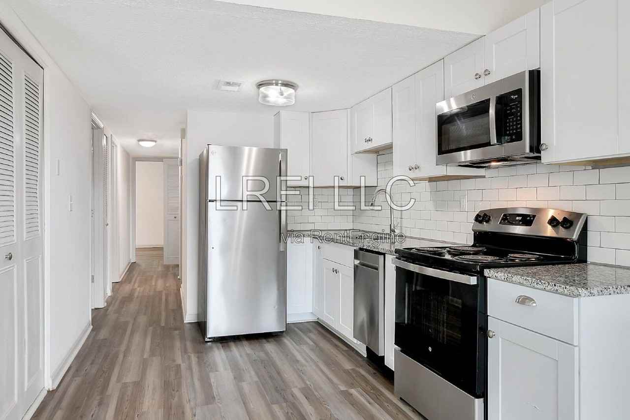 409 Garrison Ct - Photo 3 of 10