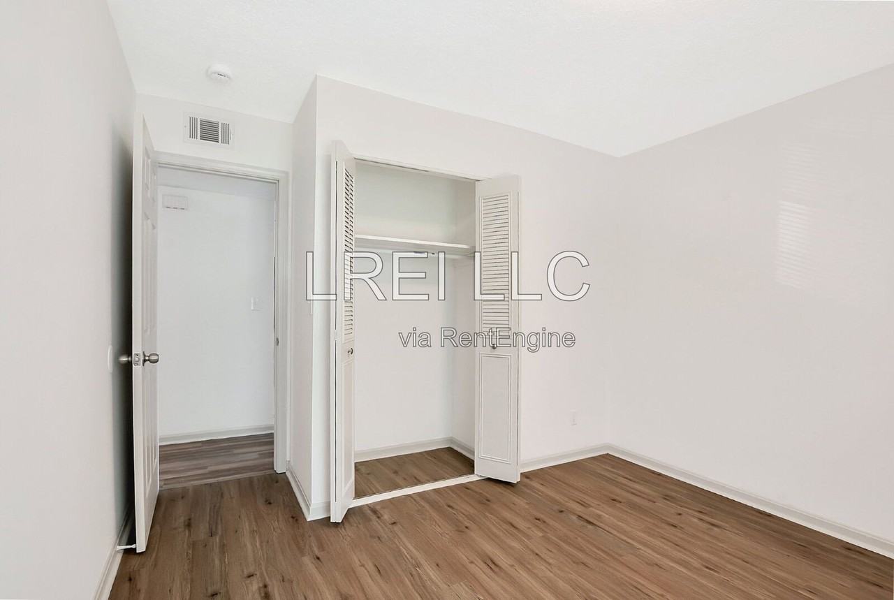 409 Garrison Ct - Photo 4 of 10