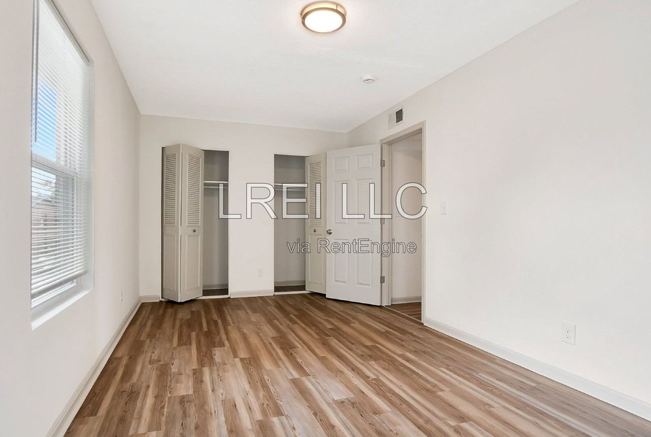 409 Garrison Ct - Photo 5 of 10