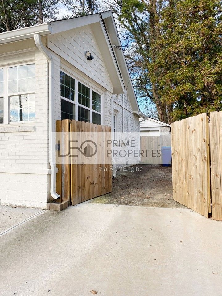 1927 S Gordon St Sw - Photo 7 of 48