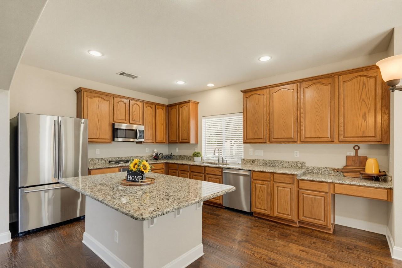5201 Threshing Dr - Photo 6 of 37