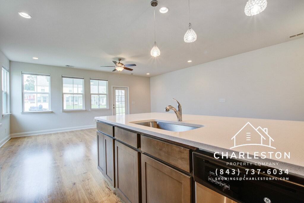 7824 Montview Rd - Photo 6 of 23