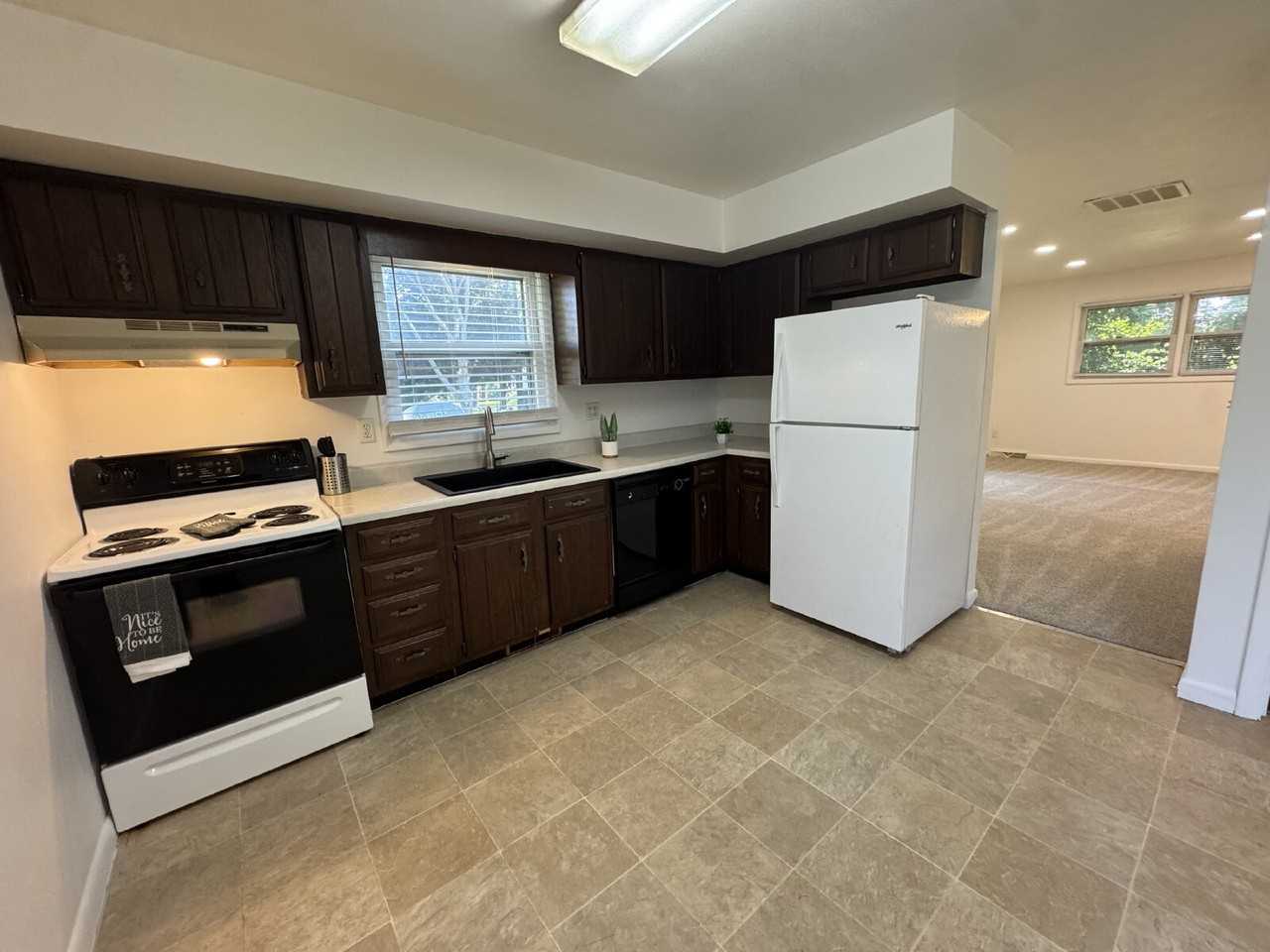 408 Amherst Dr - Photo 4 of 14