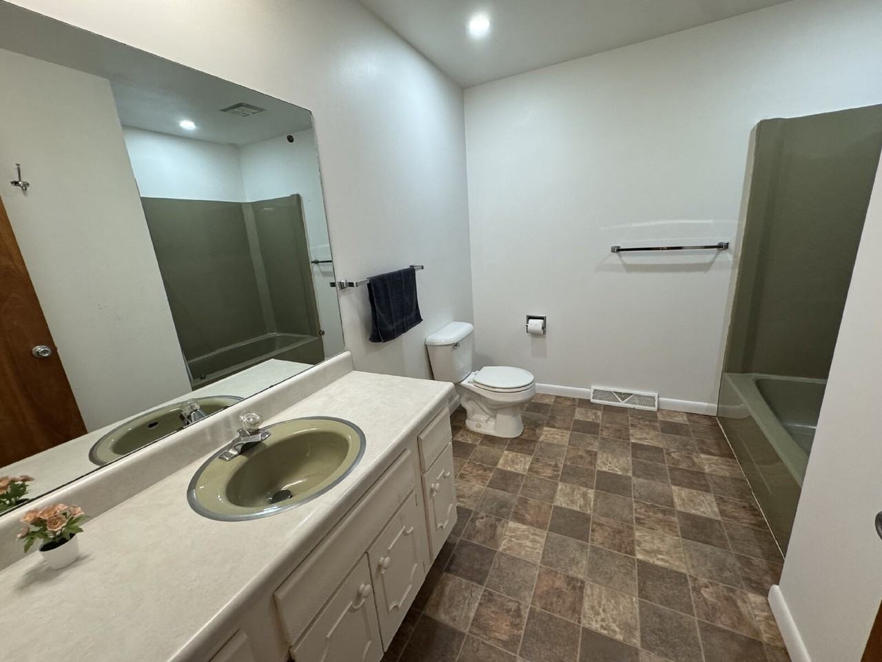 408 Amherst Dr - Photo 5 of 14