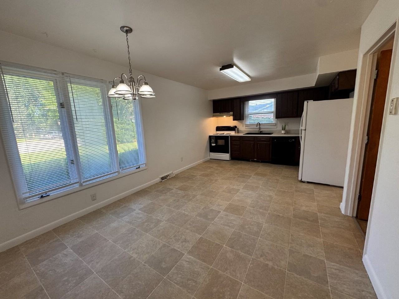 408 Amherst Dr - Photo 6 of 14