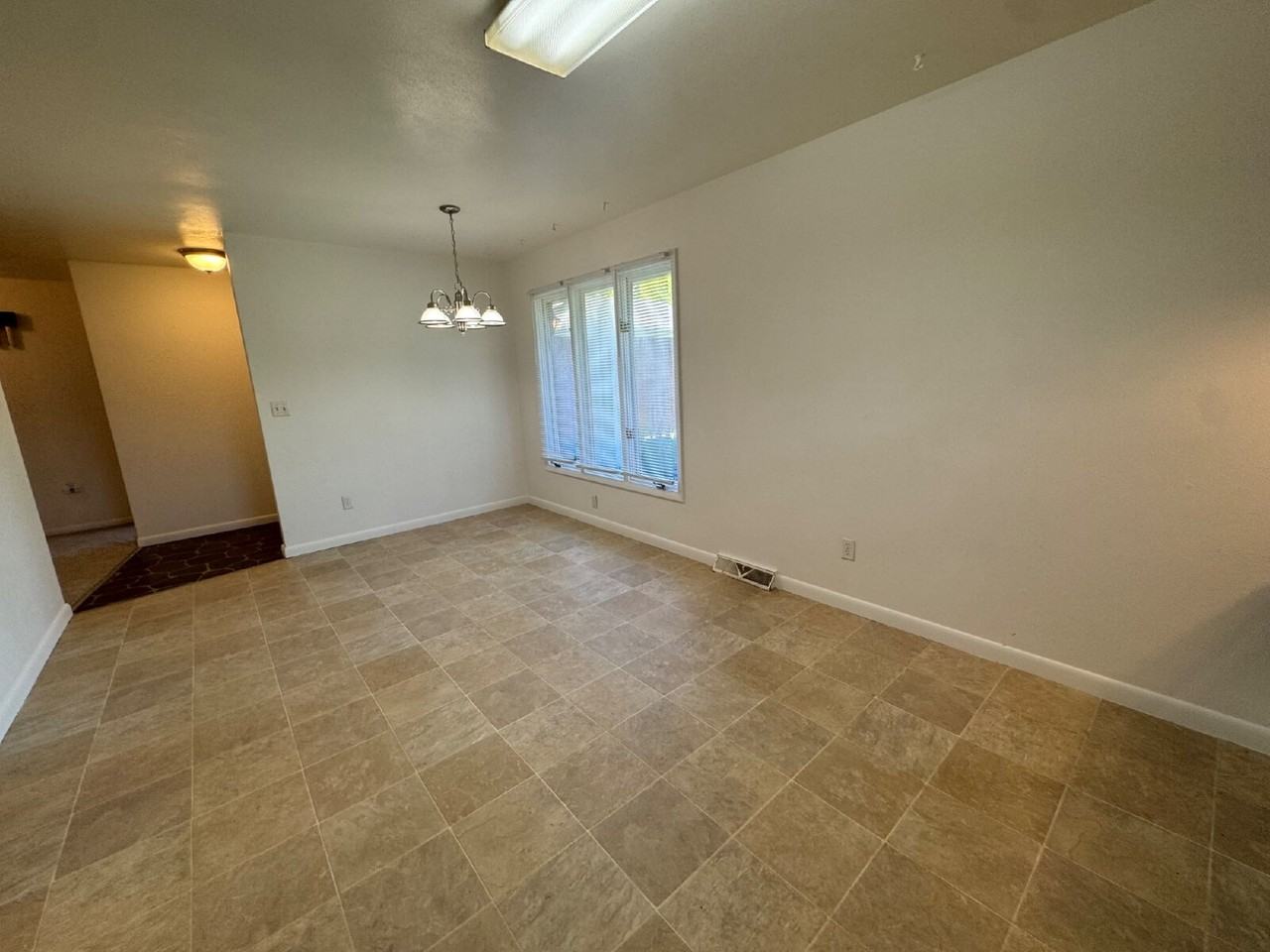 408 Amherst Dr - Photo 7 of 14
