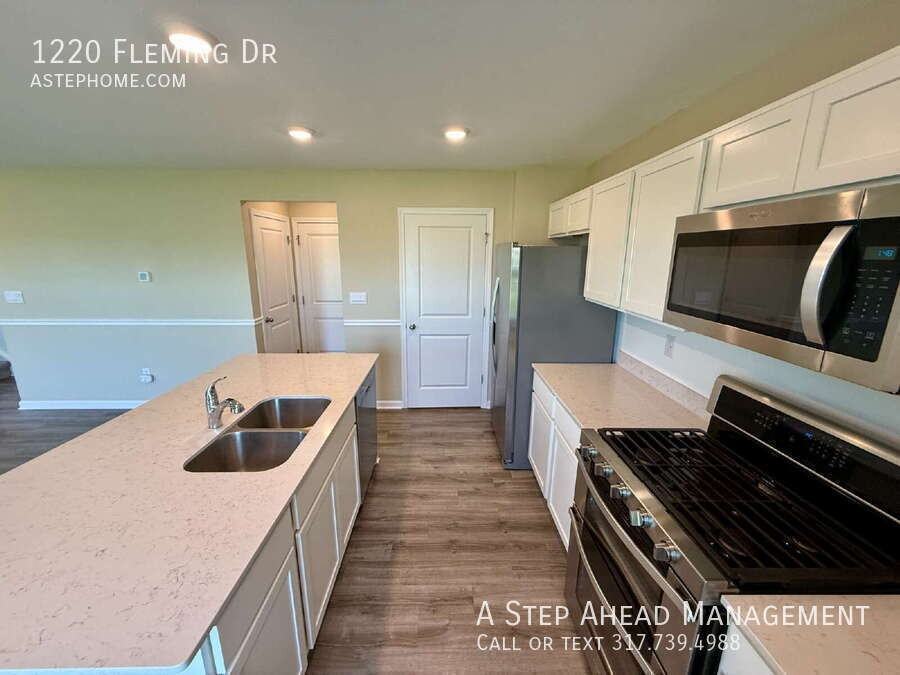 1220 Fleming Dr - Photo 6 of 32